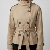 Sarah – Veste courte femme style trench, col montant et ceinture nouée