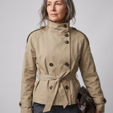 Sarah – Veste courte femme style trench, col montant et ceinture nouée