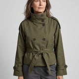 Sarah – Veste courte femme style trench, col montant et ceinture nouée