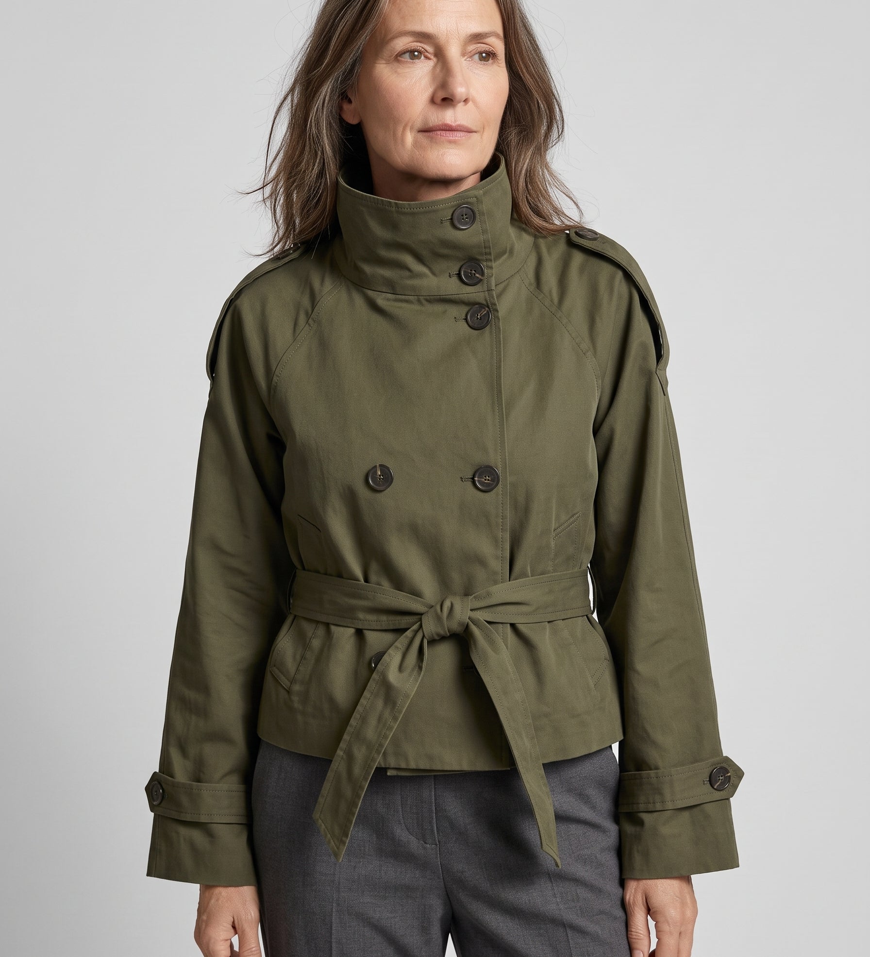 Sarah – Veste courte femme style trench, col montant et ceinture nouée