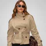 Sarah – Veste courte femme style trench, col montant et ceinture nouée