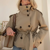 Sarah – Veste courte femme style trench, col montant et ceinture nouée