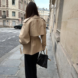Sarah – Veste courte femme style trench, col montant et ceinture nouée